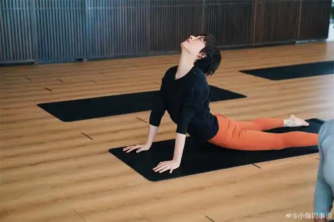 40岁孙俪现身香港被偶遇!高温天穿长筒针织袜,独特养生秘诀大曝光