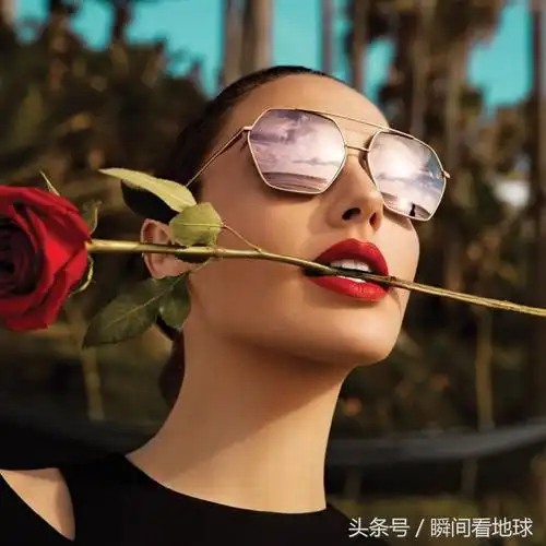 盖尔加朵高冷范儿十足阳光下散发着璀璨的光芒