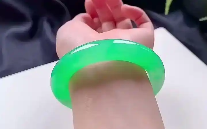 果绿翡翠手镯冰种阳绿圆条苹果绿飘绿玉镯子女年轻缅甸天然