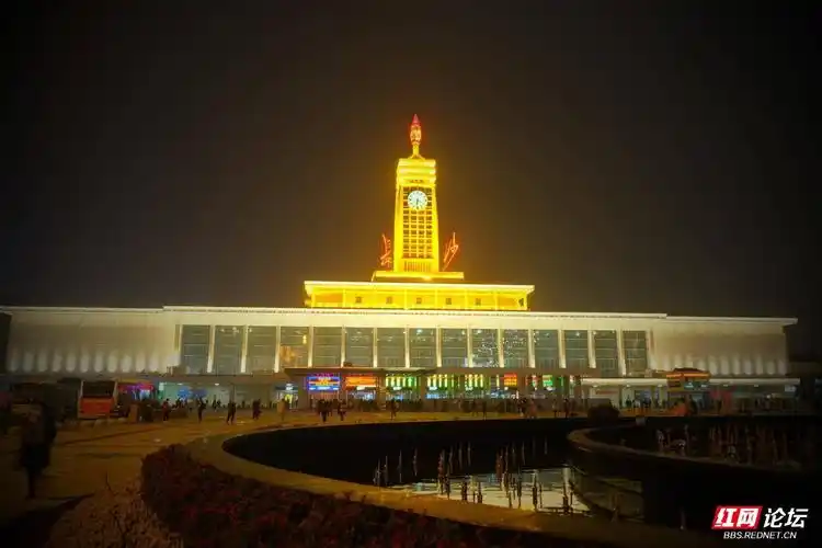 夜幕下的长沙火车站