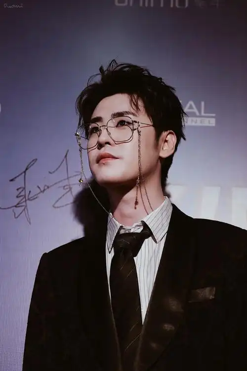 张云雷红毯首秀##张云雷金丝眼镜造型