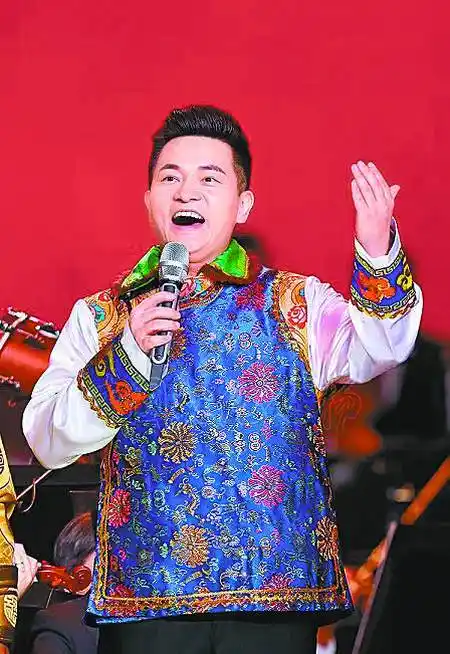 声乐(民族)比赛决赛现场,青海省土族青年歌手张明旭以令人动情的歌声