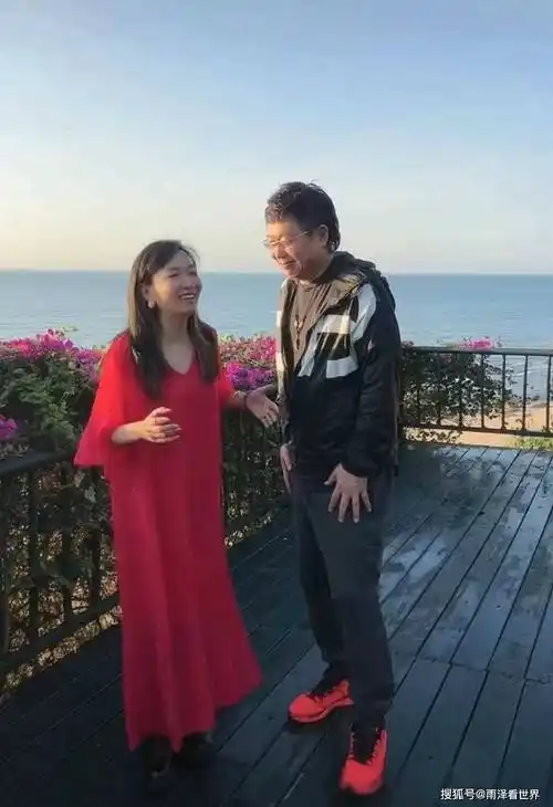 知名美女主持与王为念海南度假女方身形肥胖小腹凸出疑怀二胎