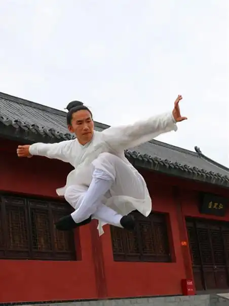 走过风的的影子,他成为一名古风中的侠客,武当谈剑锋