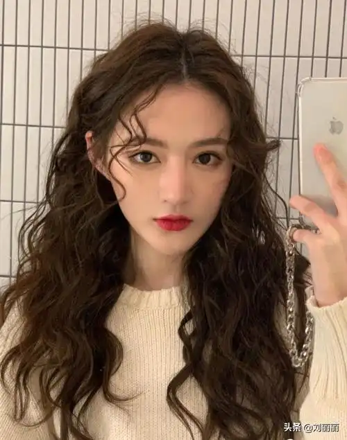 2021年流行的烫发型图片(2022年最流行夏季女发型)-天晟网