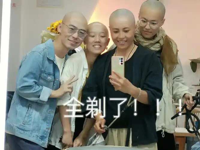 昨天上午为了给我女朋友一个惊喜,我跑去剃了光头我女朋友有一丝感动