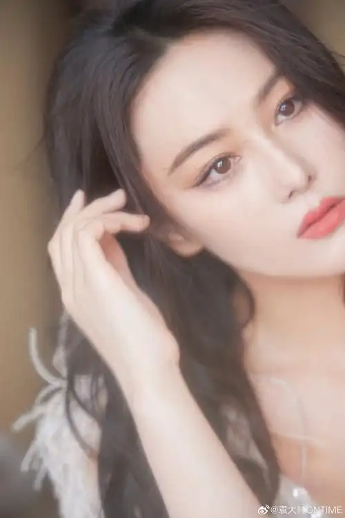 张馨予甜感西瓜妆