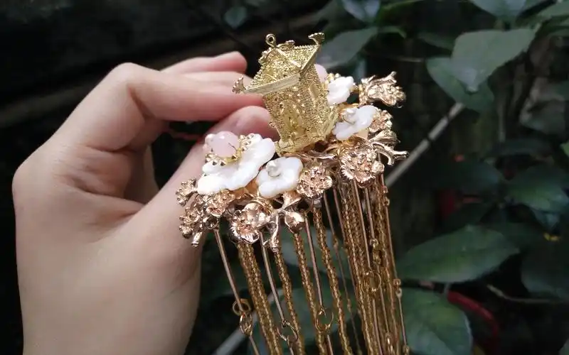 发簪花亭玲琅发簪重工系列之一串米珠结果把针给弄断了所以就用了两种