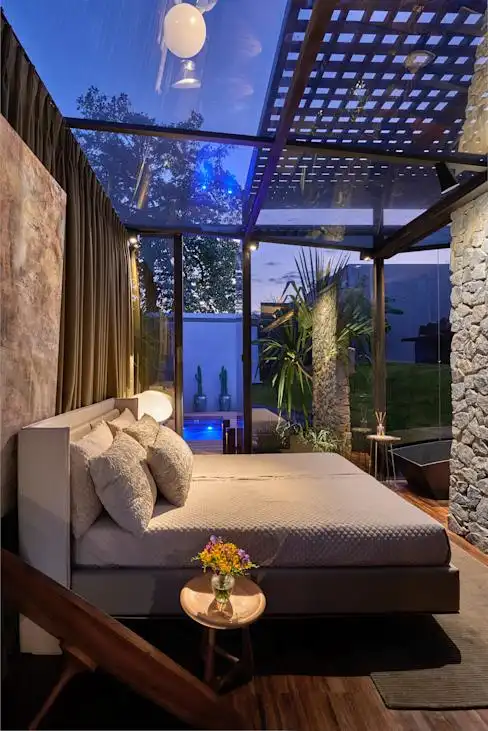 拥有最明亮卧室的玻璃房子,玻璃墙给建筑世界增加神秘和大胆