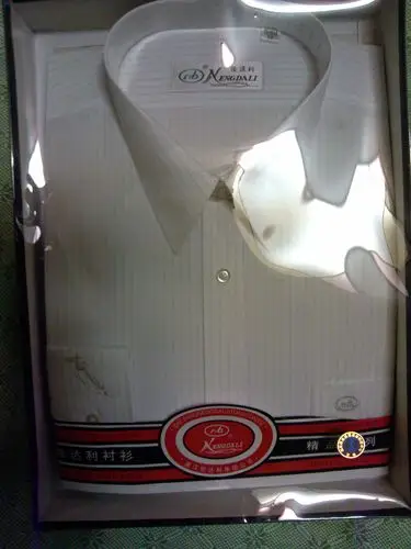 lg开会发了两件大了都是42的一件是雅戈尔的一件好像是什么能达利没