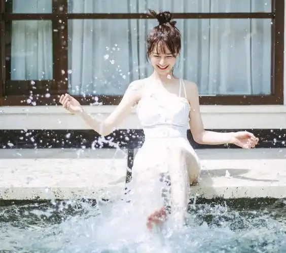 沈梦辰晒泳装写真庆生口含鲜花尽显俏皮真是便宜了杜海涛