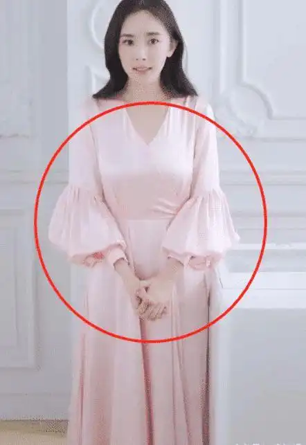 原创杨幂少女人设不保胸部下垂小腹隆起引网友嘲笑像个奶妈