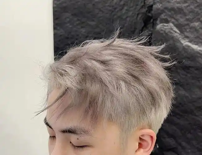 男生发色:成都男生发色:成都潮男个性发色:成都男生必备发色:灰色系发