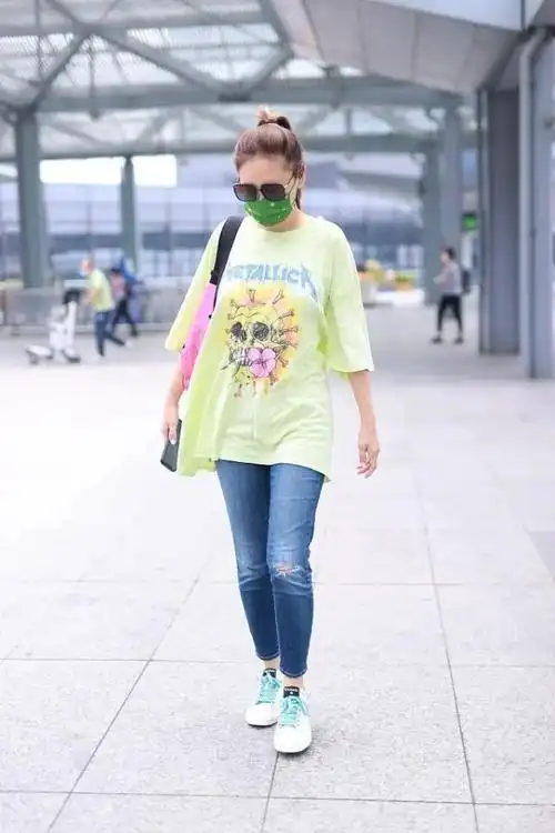 应采儿真是挺受宠40打扮得比18岁还靓黄t恤配粉包也不违和