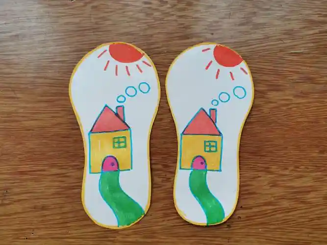 首先要在鞋底上画上自己喜欢的图案.