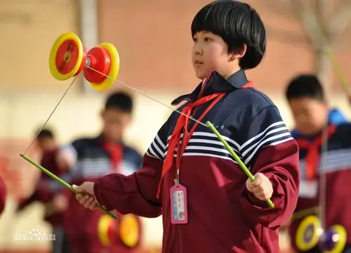 抖空竹,流行于北京市的传统体育,在我国有悠久历史.