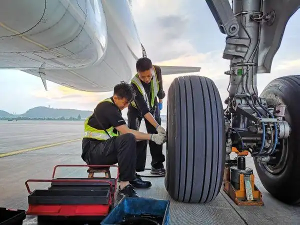 高温大考东航机务人一日剪影