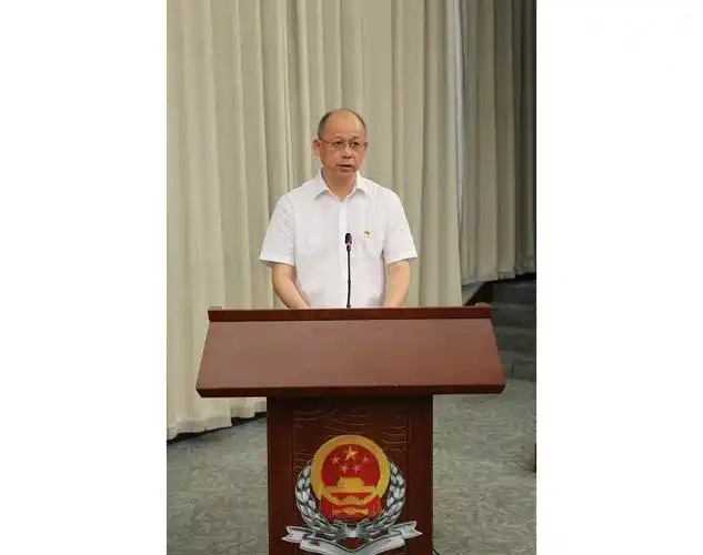 省局谢文书记主持宪法宣誓仪式