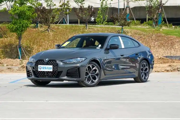 2022款宝马4系四门轿跑车430im运动曜夜版