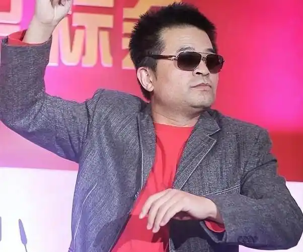 毕福剑与《星光大道》歌手聚会,现场不断抖腿,不喝酒改喝果汁