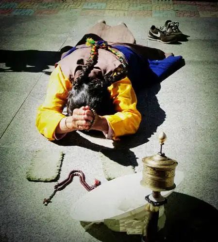 宗教人文丨西藏路上那些虔诚的朝拜者