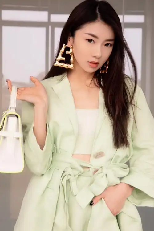 绿色是春天最具代表的颜色,这一次程晓玥把它穿在了