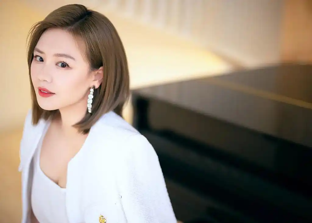 马思纯白色西服套装清新亮眼 镜头下温柔浅笑甜美十足_凤凰网娱乐