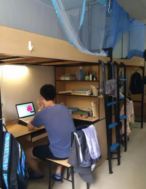 原创当代大学生在校现状男生扎堆在寝室打游戏女生沉迷偶像剧