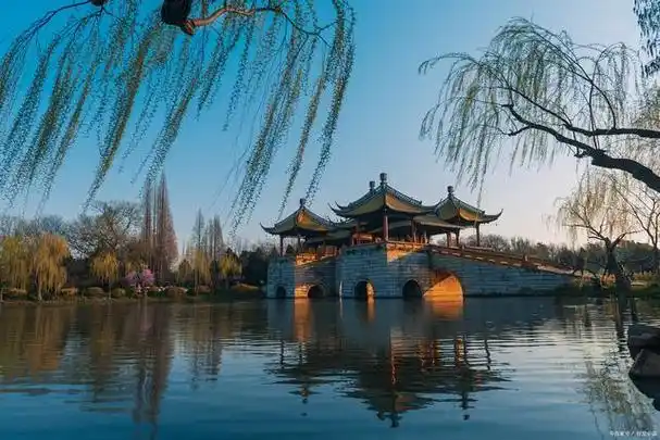 江苏瘦西湖是中国著名的旅游景点之一,位于江苏省扬州市.