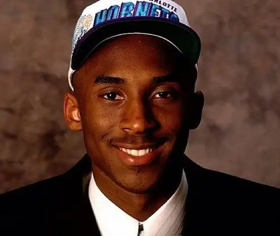 科比发照片庆贺黄蜂归来 17年前交易成就飞侠