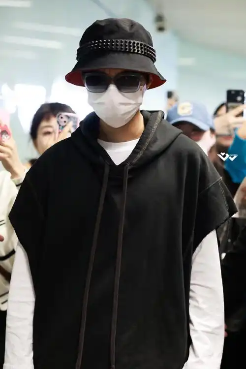 王俊凯巴黎游客照