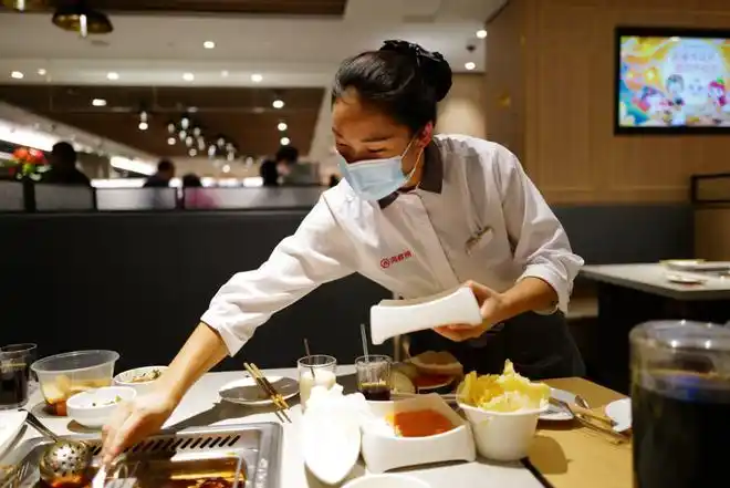 海底捞张勇卸任ceo最牛服务员接棒身价过亿