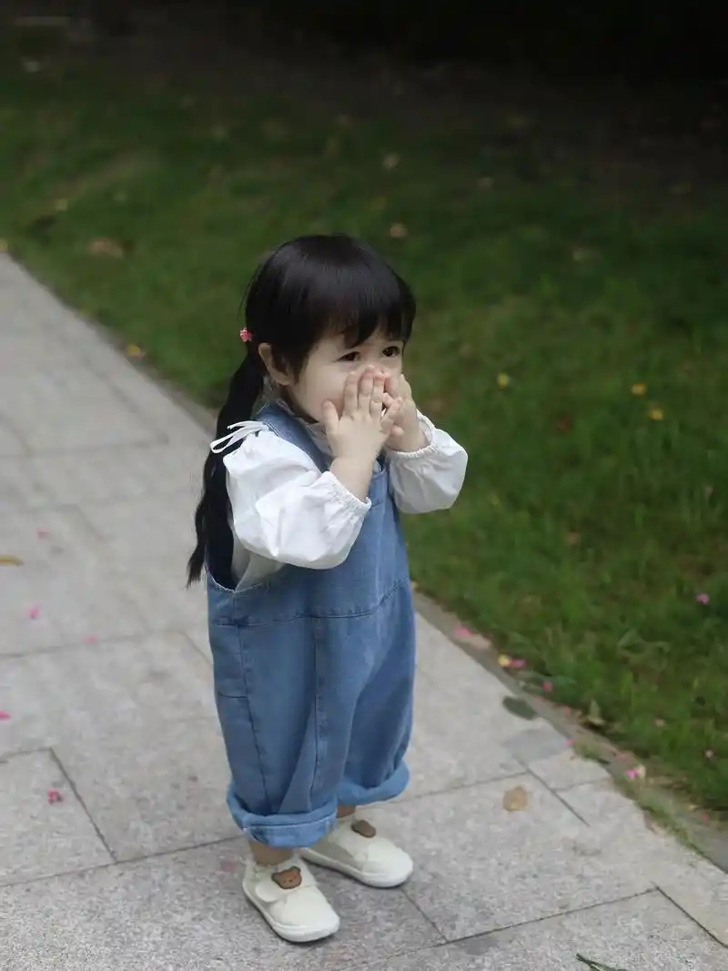 这个穿背带裤的小朋友好可爱,我要偷走咯～#萌娃穿搭 #萌娃日 - 抖音