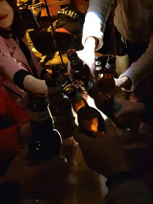 找了个酒吧坐下来,听歌,喝酒!