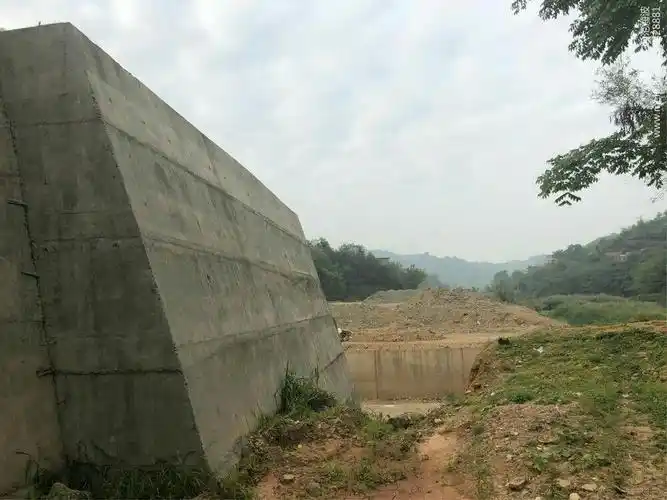 k1 050~k1 200右侧片石砼挡土墙可施工,要求尽快成形