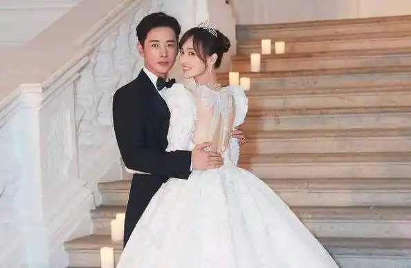 唐嫣肚子又大一圈,机场故意躲避人群孕味十足,竹竿腿太吸睛_媒体_黑色