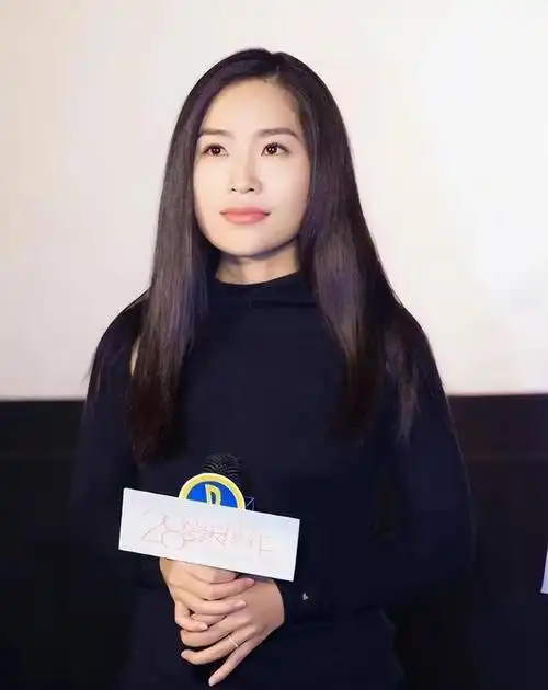 回顾张末在父亲张艺谋的支持下离婚二婚再嫁外国人的她怎样了