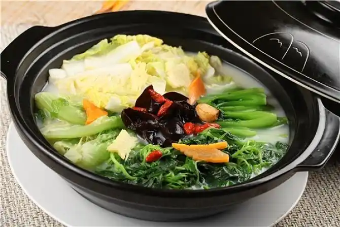 鱼汤杂菜锅