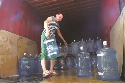 致敬送水工!挥洒汗水送"清凉"