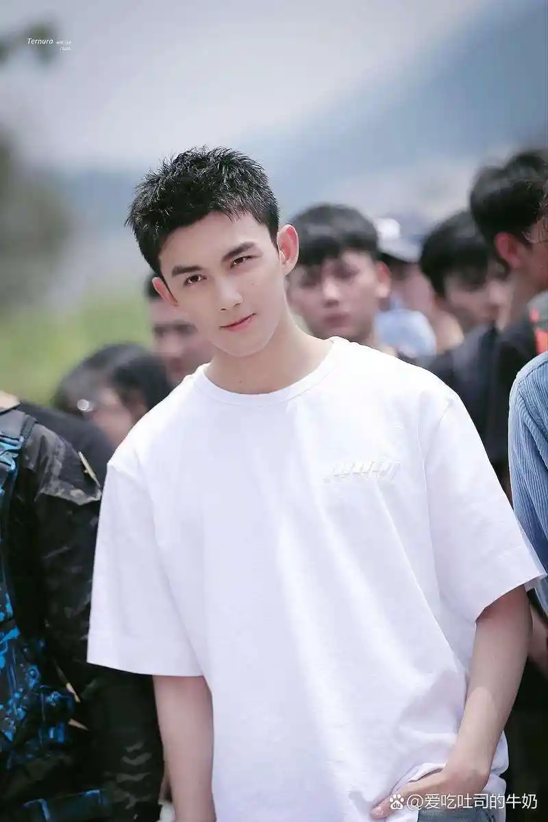 吴磊妈妈对他方方面面管的比较多,《星汉灿烂》算是把他带入流量小生