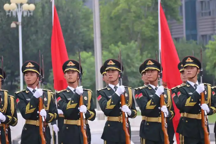 【网络媒体国防行】解放军三军仪仗队气势恢宏 零距离感受"震耳"的