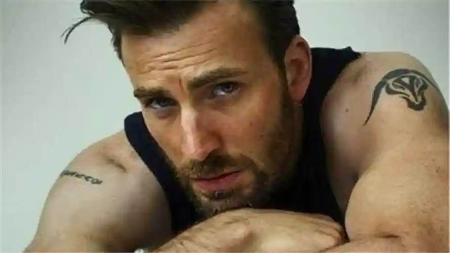 美队回应误发私密照尴尬捂脸加摊手我吸引到你们的注意了