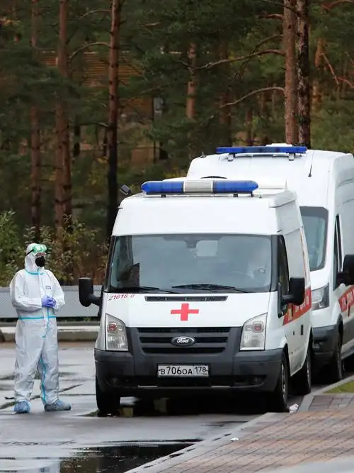 新华社照片,外代,2020年10月24日10月23日,救护车停在俄罗斯圣彼得堡