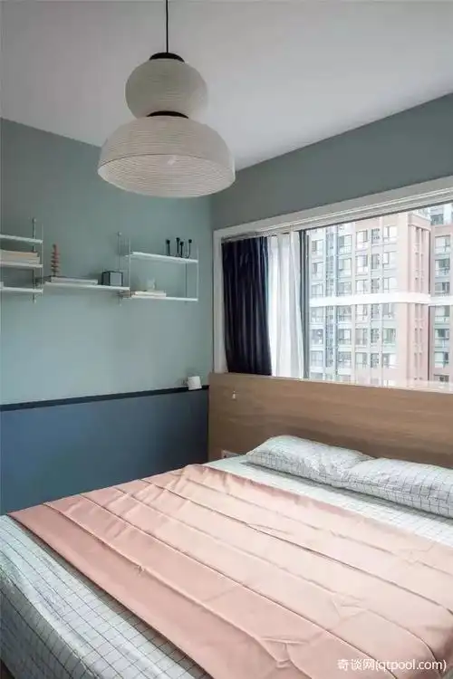 定制的床头靠背,两边是可以藏起来的层板置物台,可满足简单的收纳