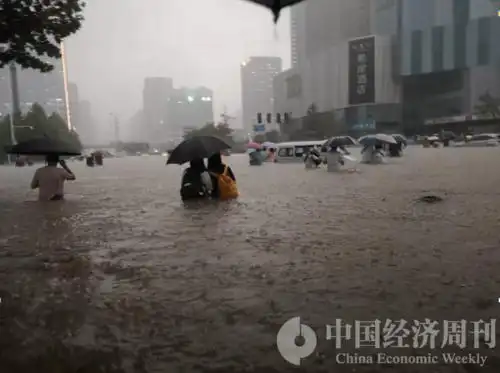 亲历郑州暴雨24小时:被困高铁站,地铁5号线惊魂,酒店爆满