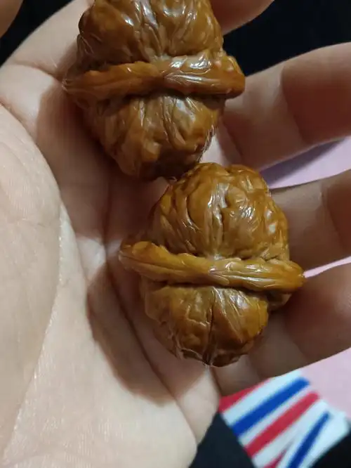 室内节能灯光下的金蟾蛤蟆头!#文玩核桃