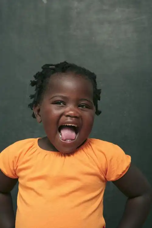 欧洲,非洲,黑人,欧洲人,仅一个女性,仅一个人,服装,注视,休闲装,小孩