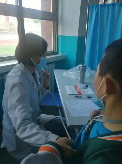 医生为学生做心肺听诊