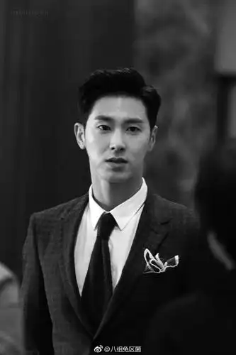 组图:郑允浩优雅西装现身 一举一动诠释绅士魅力