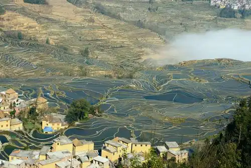 云南元阳梯田 哈尼村景色